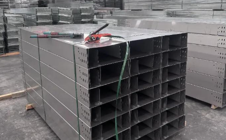 白银槽式桥架全封闭设计，防尘防干扰，常用于精密仪器区域！